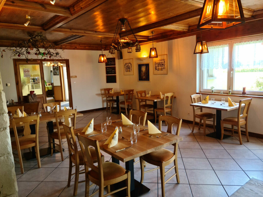 intérieur du restaurant auberge du moulin restaurant à Widensolen